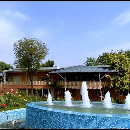 Villa Aravali Hill View Estate à Gurgaon Extérieur photo