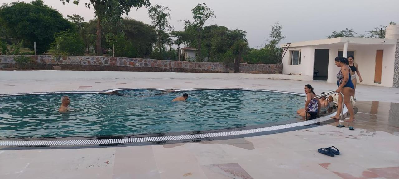 Villa Aravali Hill View Estate à Gurgaon Extérieur photo