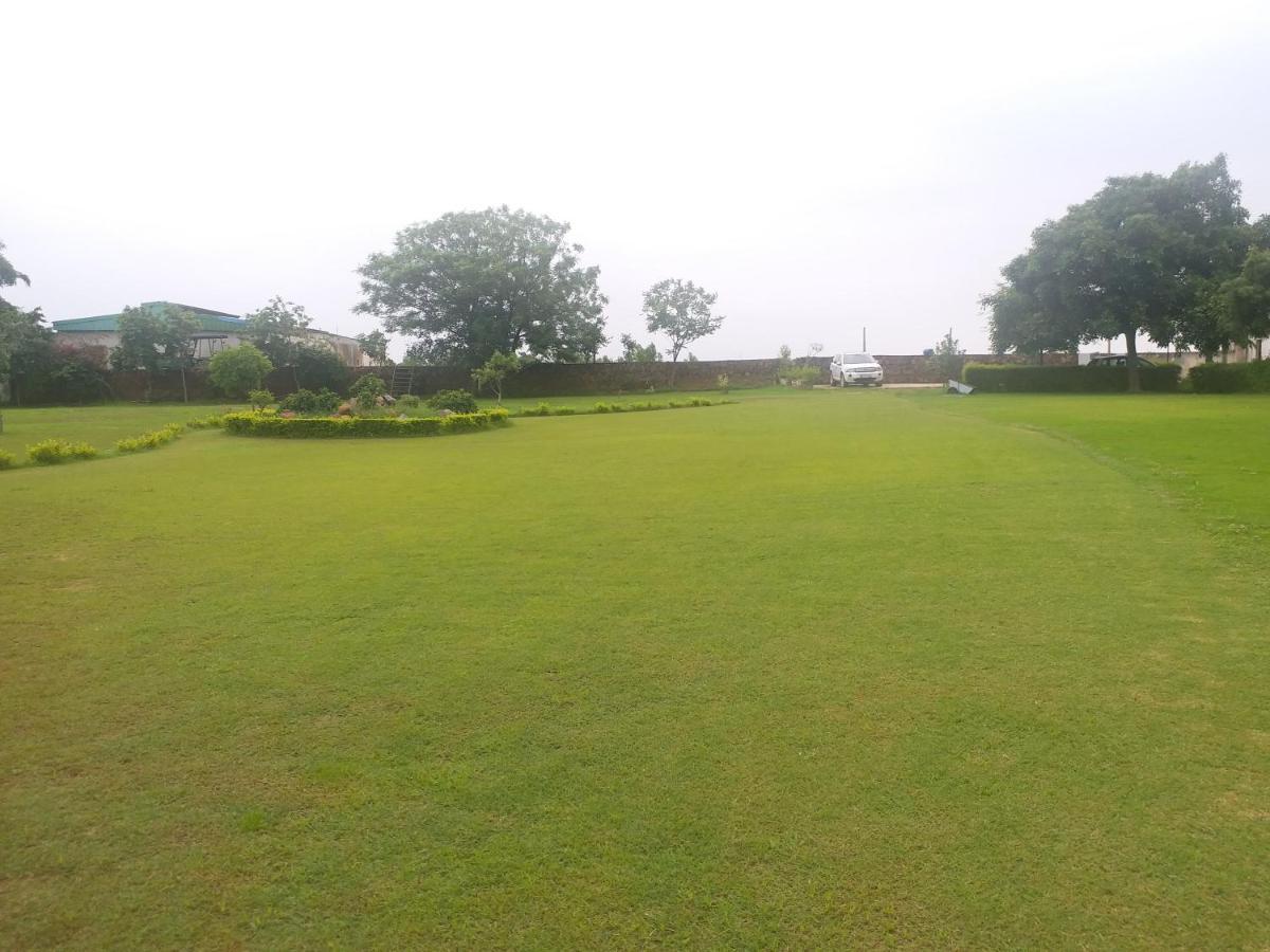Villa Aravali Hill View Estate à Gurgaon Extérieur photo